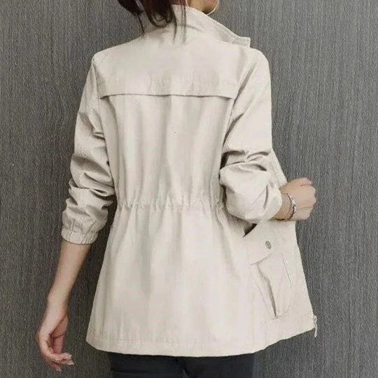 Paula | Parka Impermeável Mulher Cintura Ajustável Gola Alta