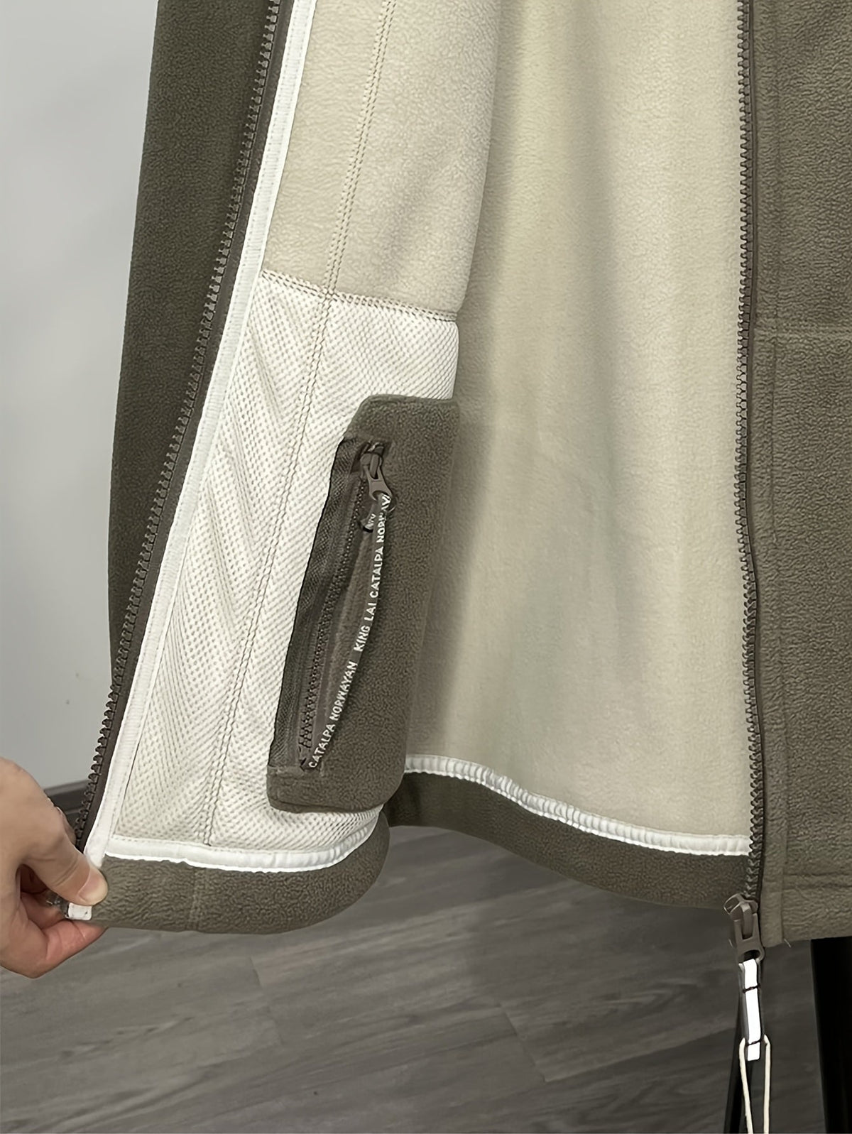 Gilberto | Veste Polar Homem Gola Alta com Fecho