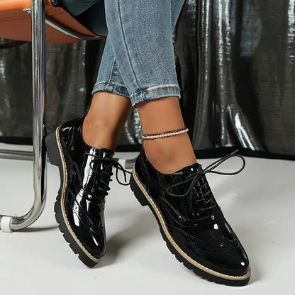 Madalena | Oxford de Verniz Mulher com Detalhes Brogue