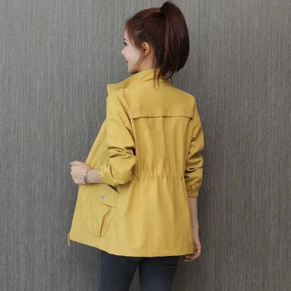 Paula | Parka Impermeável Mulher Cintura Ajustável Gola Alta
