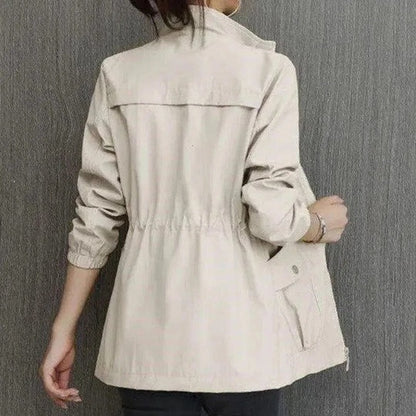 Paula | Parka Impermeável Mulher Cintura Ajustável Gola Alta