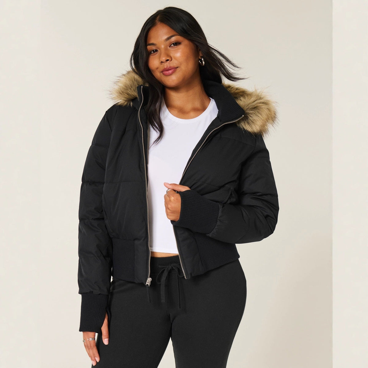 Sofia | Casaco Acolchoado Puffer Cropped Mulher com Capuz Pelo