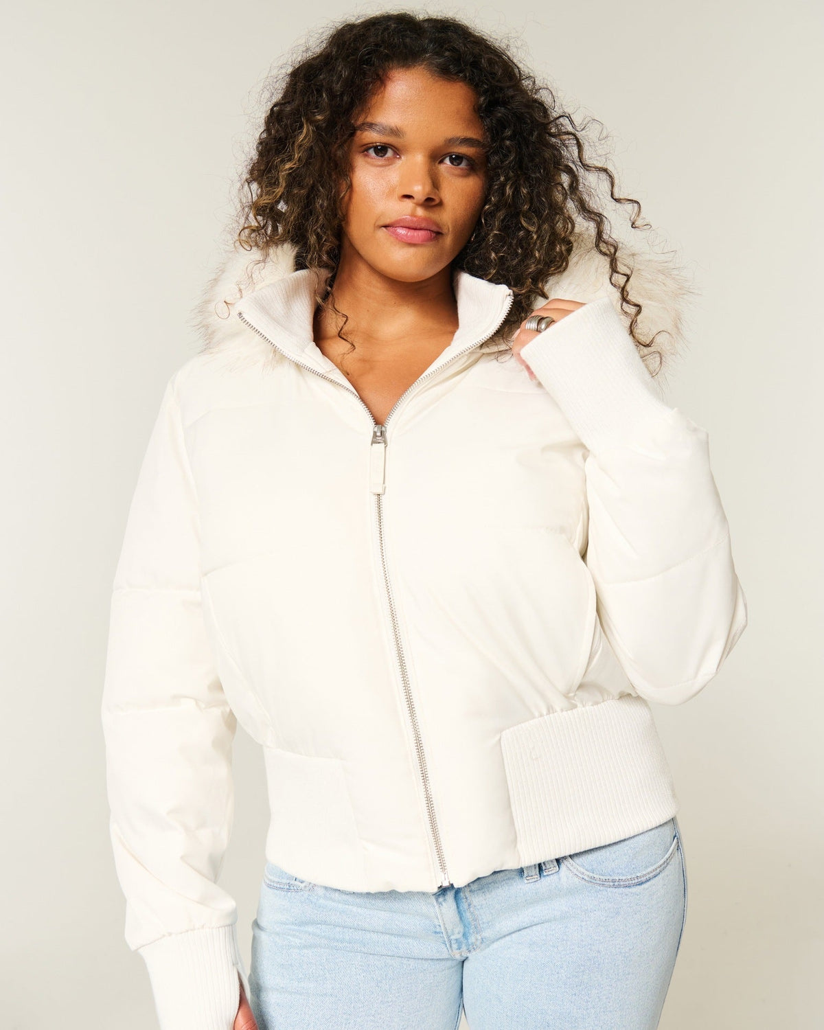Sofia | Casaco Acolchoado Puffer Cropped Mulher com Capuz Pelo